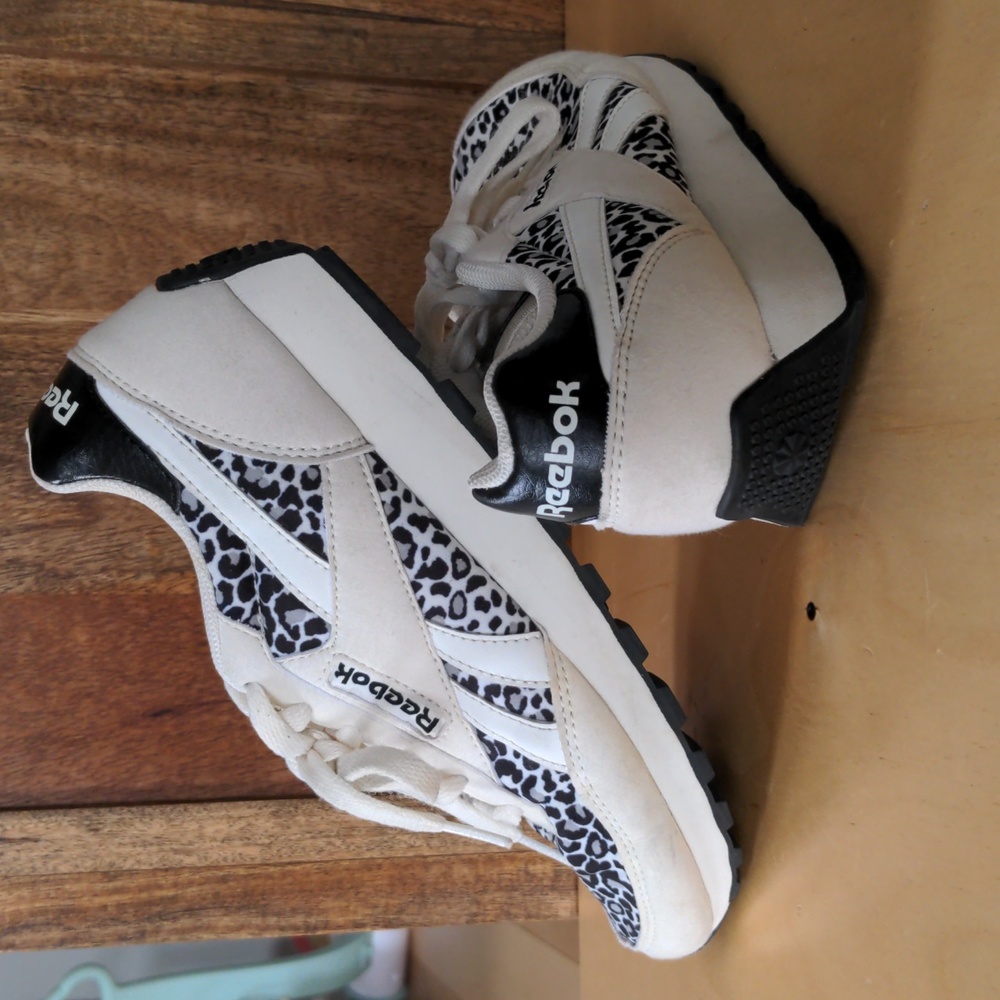 Reebok 7.5 shoe